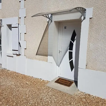 02 - Tres Joli 2 Pieces Avec 3 Lits Pouvant Accueillir Jusqu'A 5 Personnes, Situe Au Rdc Avec Entree Independante, Une Place De Parking Reservee Devant L'Entree Et Terrasse Sur L'Arriere Donnant Sur Parc Arbore, Tout Le Linge De Maison Est Fourni Razac-sur-l'Isle Exterior photo