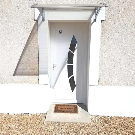 02 - Tres Joli 2 Pieces Avec 3 Lits Pouvant Accueillir Jusqu'A 5 Personnes, Situe Au Rdc Avec Entree Independante, Une Place De Parking Reservee Devant L'Entree Et Terrasse Sur L'Arriere Donnant Sur Parc Arbore, Tout Le Linge De Maison Est Fourni Razac-sur-l'Isle Exterior photo