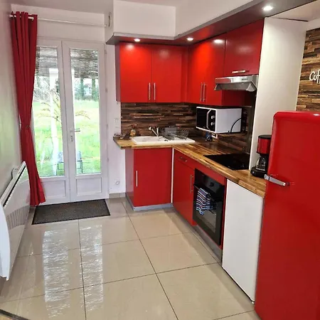 02 - Tres Joli 2 Pieces Avec 3 Lits Pouvant Accueillir Jusqu'A 5 Personnes, Situe Au Rdc Avec Entree Independante, Une Place De Parking Reservee Devant L'Entree Et Terrasse Sur L'Arriere Donnant Sur Parc Arbore, Tout Le Linge De Maison Est Fourni Razac-sur-l'Isle Exterior photo