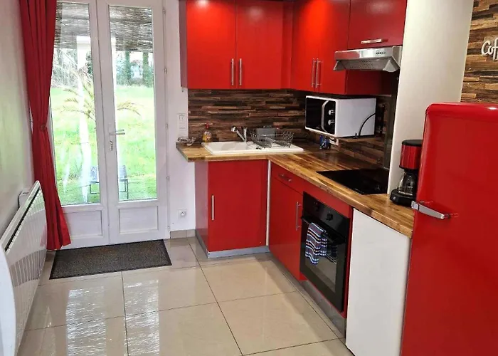 02 - Tres Joli 2 Pieces Avec 3 Lits Pouvant Accueillir Jusqu\'A 5 Personnes, Situe Au Rdc Avec Entree Independante, Une Place De Parking Reservee Devant L\'Entree Et Terrasse Sur L\'Arriere Donnant Sur Parc Arbore, Tout Le Linge De Maison Est Fourni