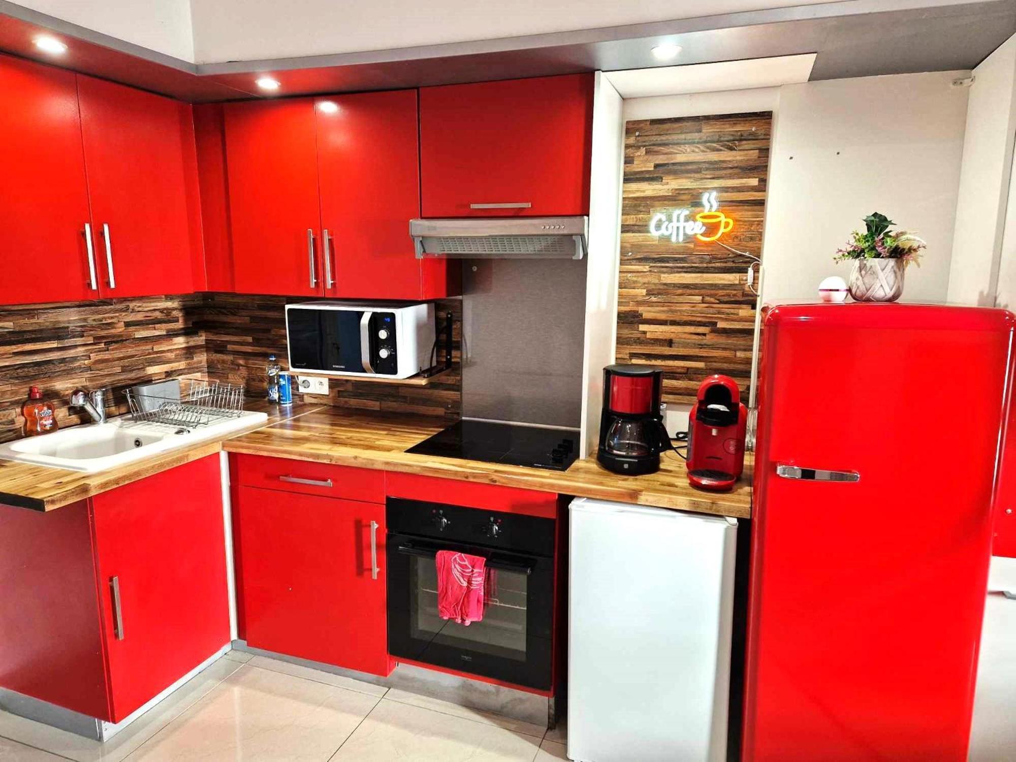 Apartment 02 - Tres Joli 2 Pieces Avec 3 Lits Pouvant Accueillir Jusqu'a 5 Personnes, Situe Au Rdc Avec Entree Independante, Place De Parking Reservee Devant L'entree Et Terrasse Sur L'arriere Donnant Sur Parc Arbore, Le Linge De Maison Est Fourni