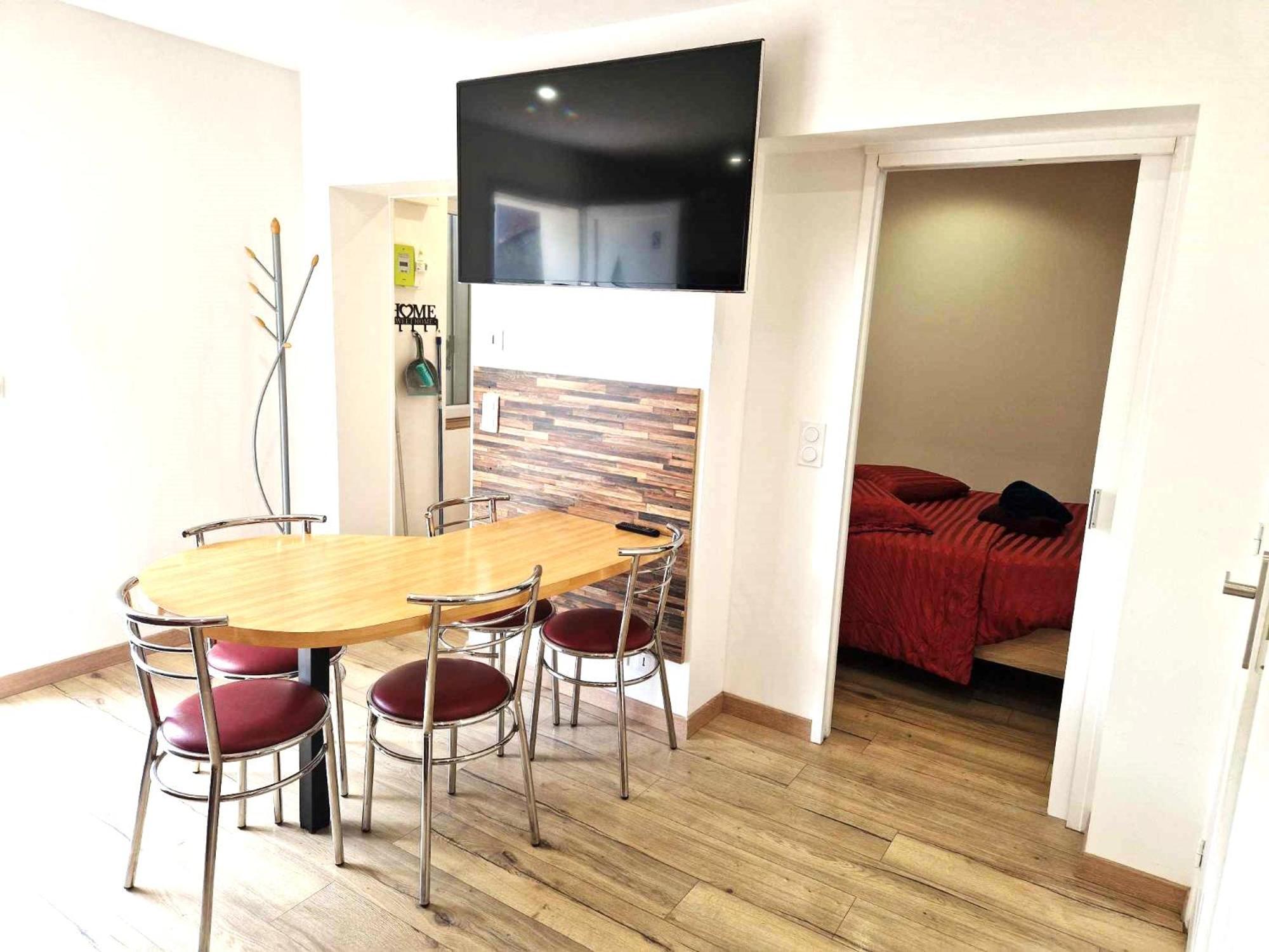 02 - Tres Joli 2 Pieces Avec 3 Lits Pouvant Accueillir Jusqu'a 5 Personnes, Situe Au Rdc Avec Entree Independante, Place De Parking Reservee Devant L'entree Et Terrasse Sur L'arriere Donnant Sur Parc Arbore, Le Linge De Maison Est Fourni Apartment Razac-sur-l'Isle
