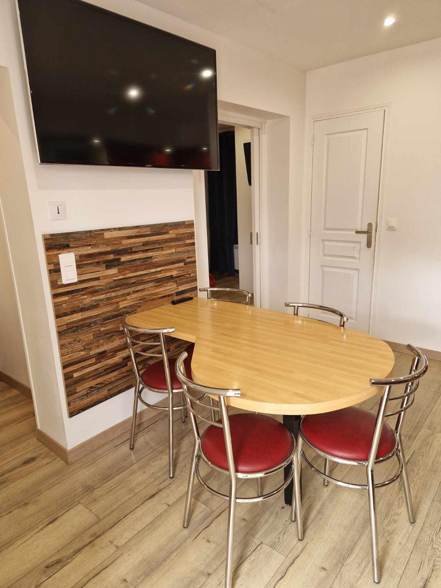 02 - Tres Joli 2 Pieces Avec 3 Lits Pouvant Accueillir Jusqu'a 5 Personnes, Situe Au Rdc Avec Entree Independante, Place De Parking Reservee Devant L'entree Et Terrasse Sur L'arriere Donnant Sur Parc Arbore, Le Linge De Maison Est Fourni *